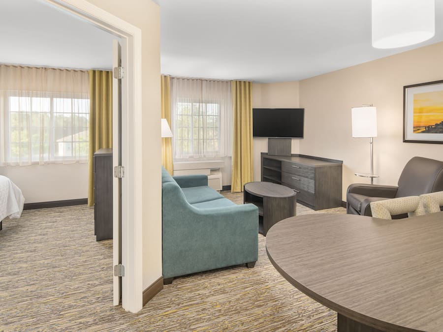 Skrivbord, arbetsyta för laptop och mörkläggningsgardiner