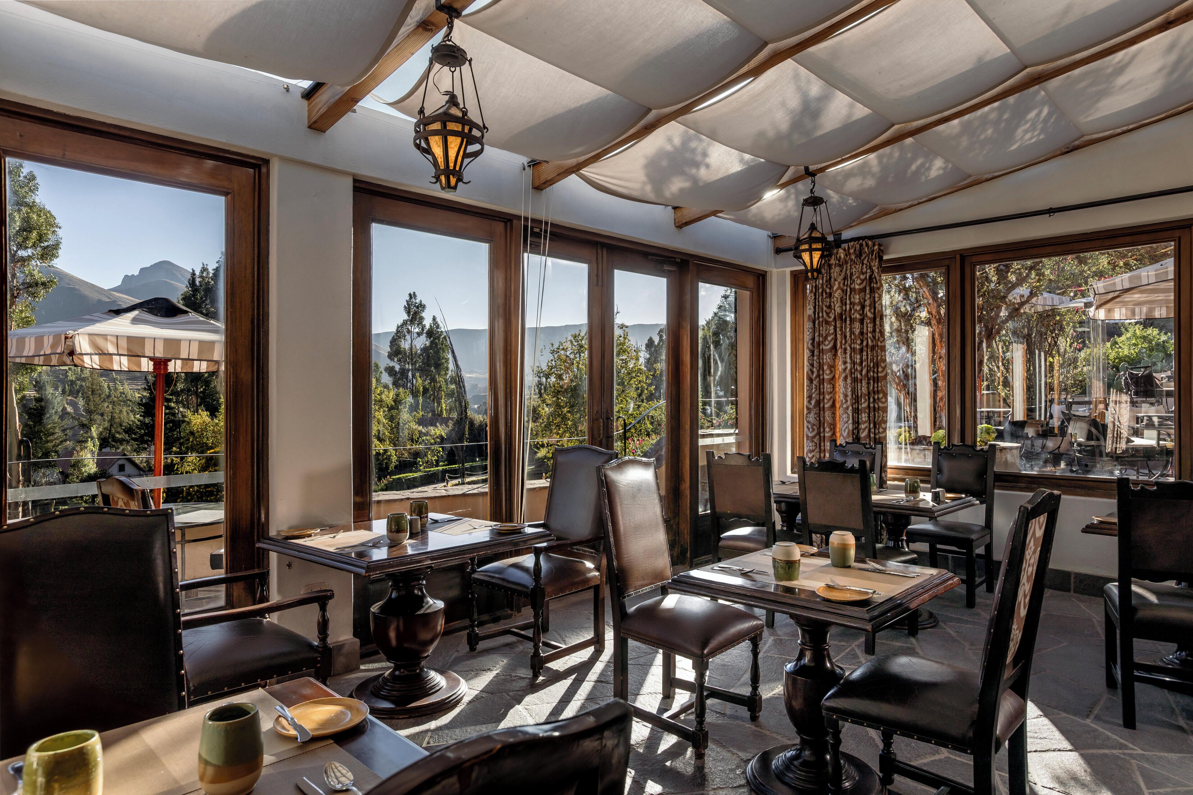 Petit déjeuner, déjeuner et dîner servis sur place