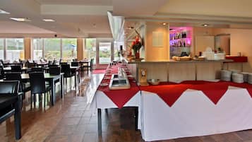 Tägliches Frühstücksbuffet gegen Gebühr
