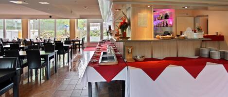 Sarapan prasmanan setiap hari (EUR 12.00 per orang)