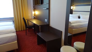 Hochwertige Bettwaren, Zimmersafe, Schreibtisch, Verdunkelungsvorhänge