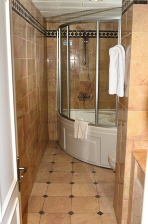 Basic Suite | Bathroom | Shower, hair dryer, slippers, towels - By Karaaslan Inn (Kusadasi)