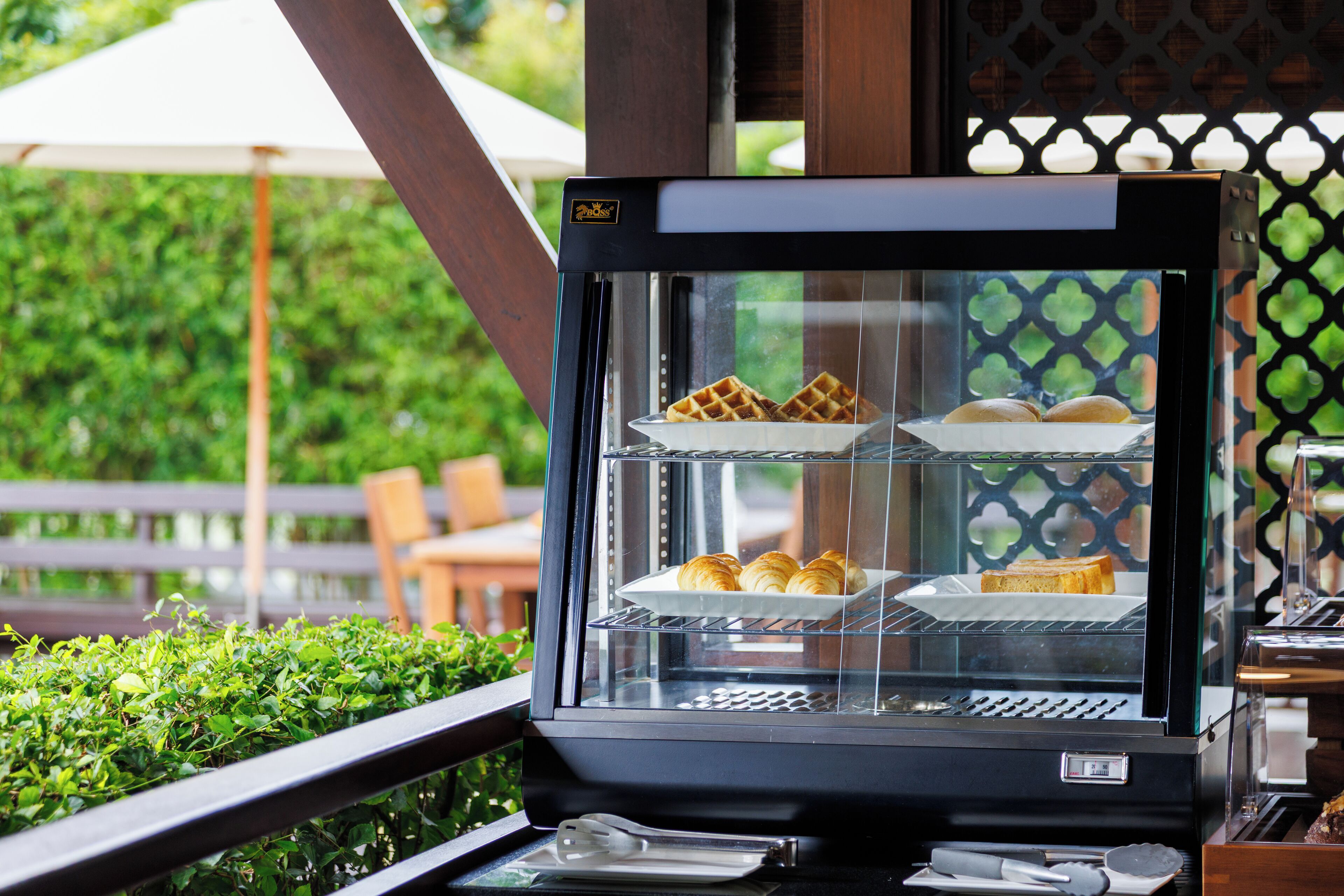 daily buffet breakfast (thb 500 per person)