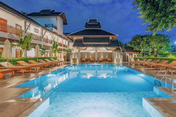 Outdoor pool - Rimping Village Hotel (Chiang Mai)