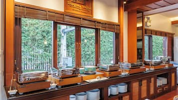 朝食、ランチ、ディナーに営業 (タイ料理、屋外席)