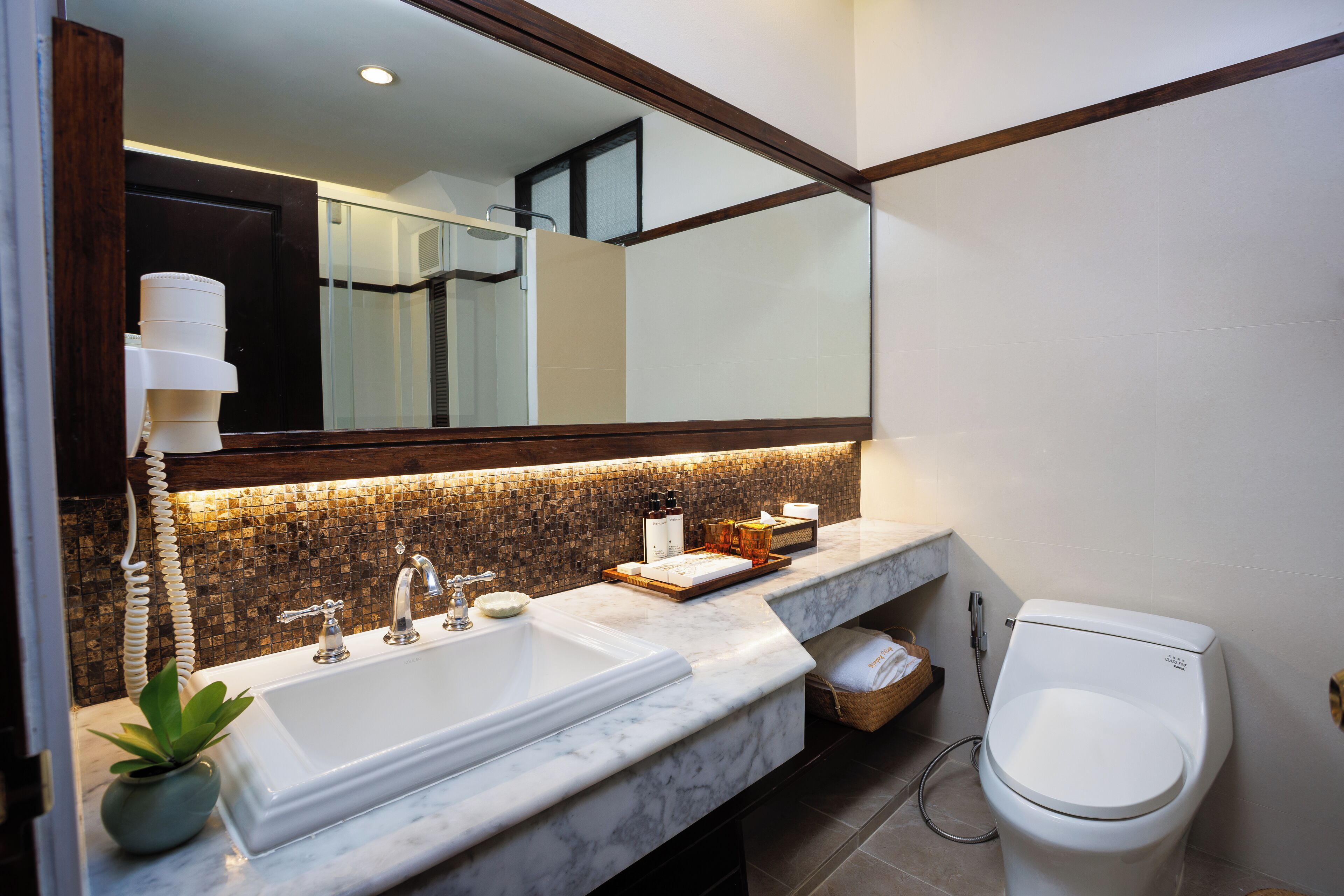 grand double room, 1 double bed | bathroom | designer toiletries, hair dryer, slippers, towels