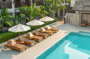 Una piscina al aire libre