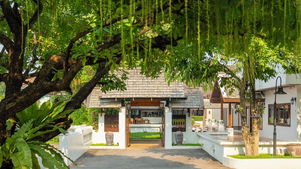 Il s’agit d’un bâtiment traditionnel doté d’un porche, d’un jardin et d’un chemin menant à l’entrée.