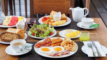 Desayuno buffet diario (THB 500 por persona)