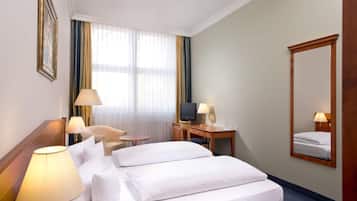 Roupas de cama antialérgicas, cofres nos quartos, escrivaninha