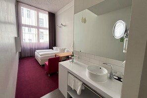 Hypo-allergenic bedding, in-room safe, desk, blackout curtains - Wyndham Garden Berlin Mitte (Berlin)