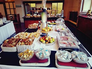 Petit déjeuner buffet (18 EUR par personne)