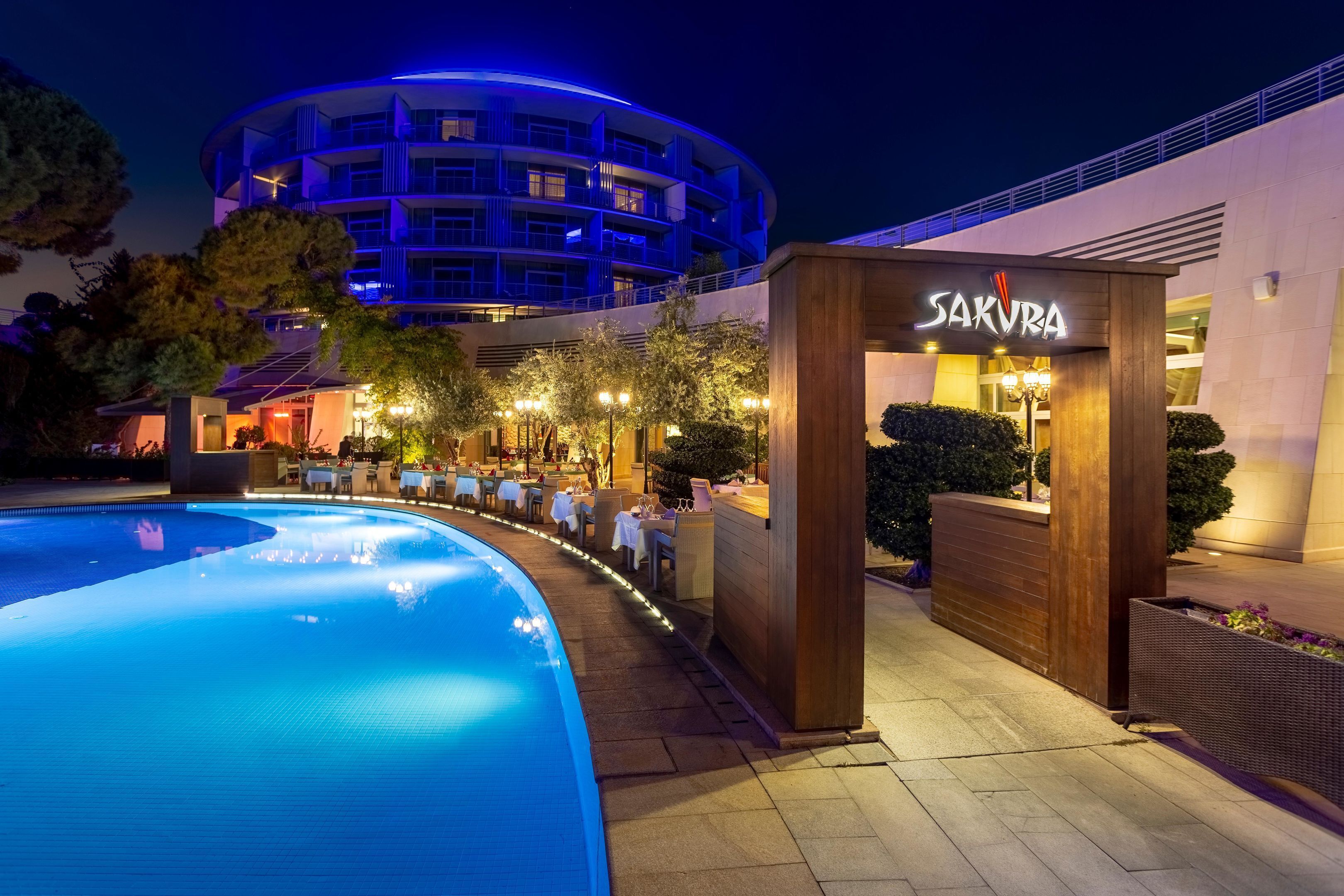 Una piscina techada, 8 piscinas al aire libre, sombrillas