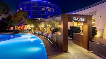 Una piscina techada, 8 piscinas al aire libre, sombrillas