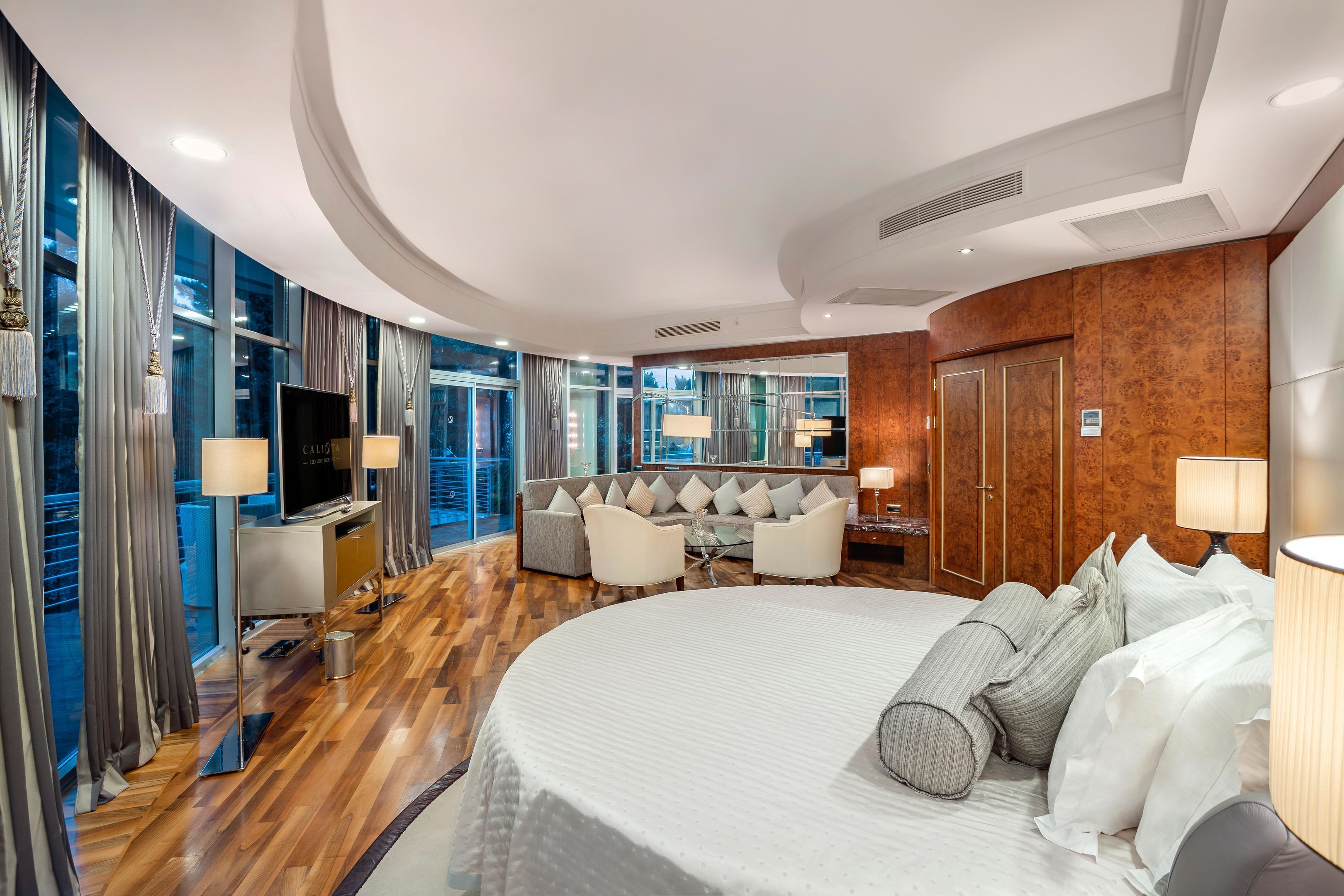 Villa Leo | Frette Italian sheets, premium bedding, Tempur-Pedic beds, minibar