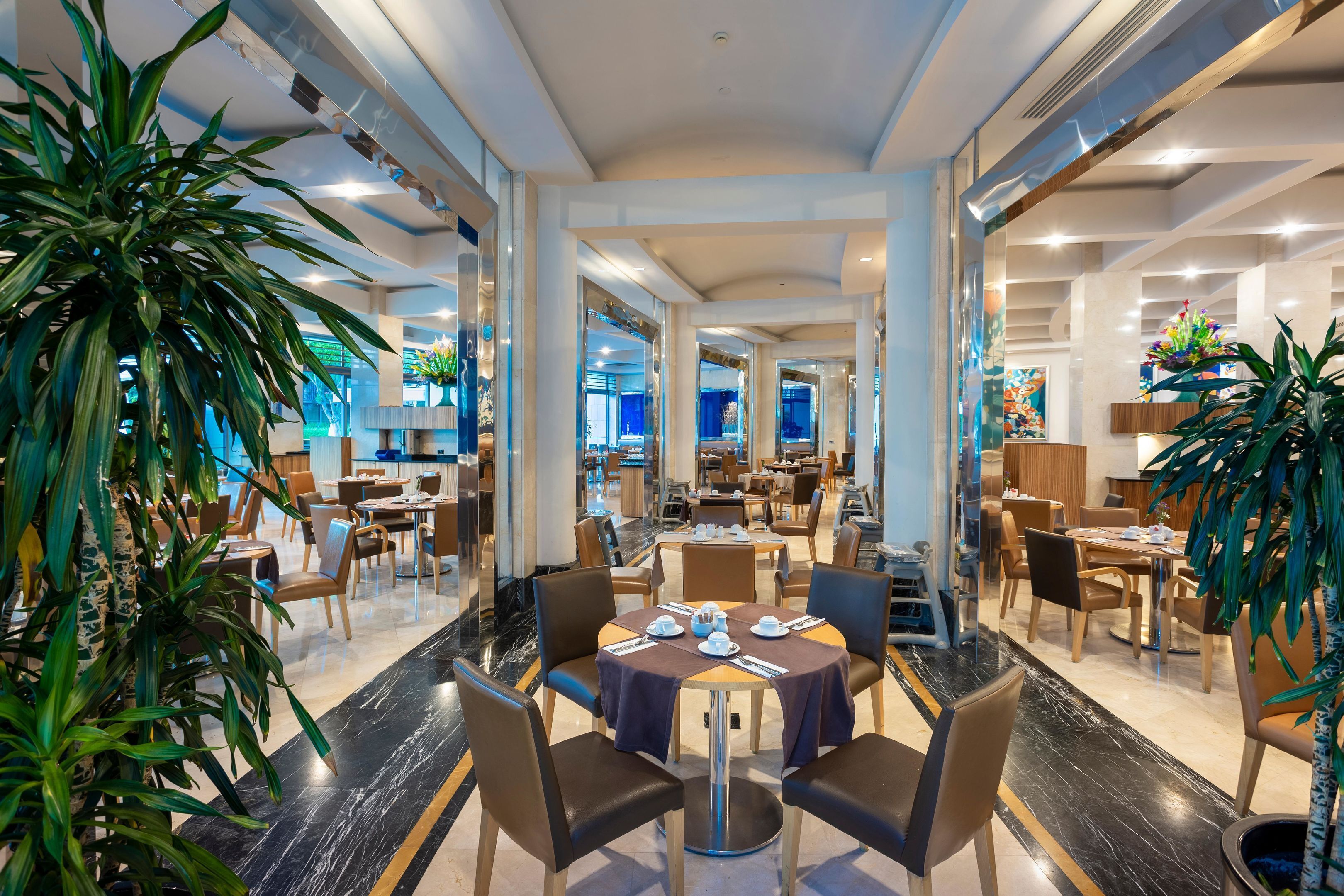 8 restaurantes; se sirve desayuno, almuerzo y cena; cocina italiana