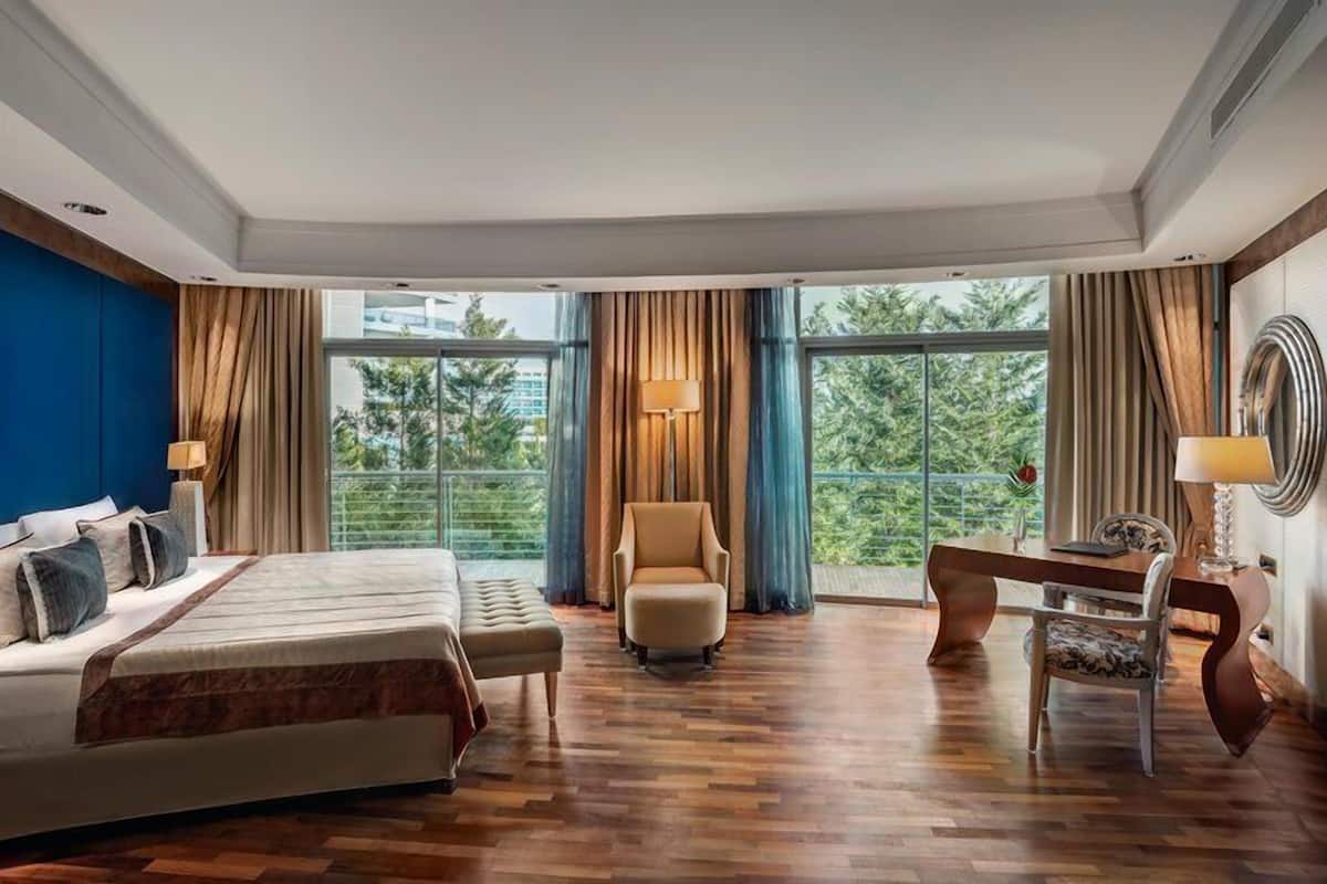 Villa Leo | Frette Italian sheets, premium bedding, Tempur-Pedic beds, minibar