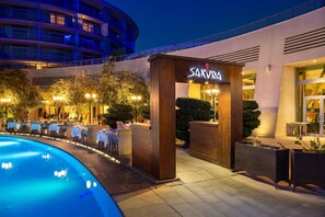 Piscina interna, 8 piscinas externas, guarda-sóis, espreguiçadeiras