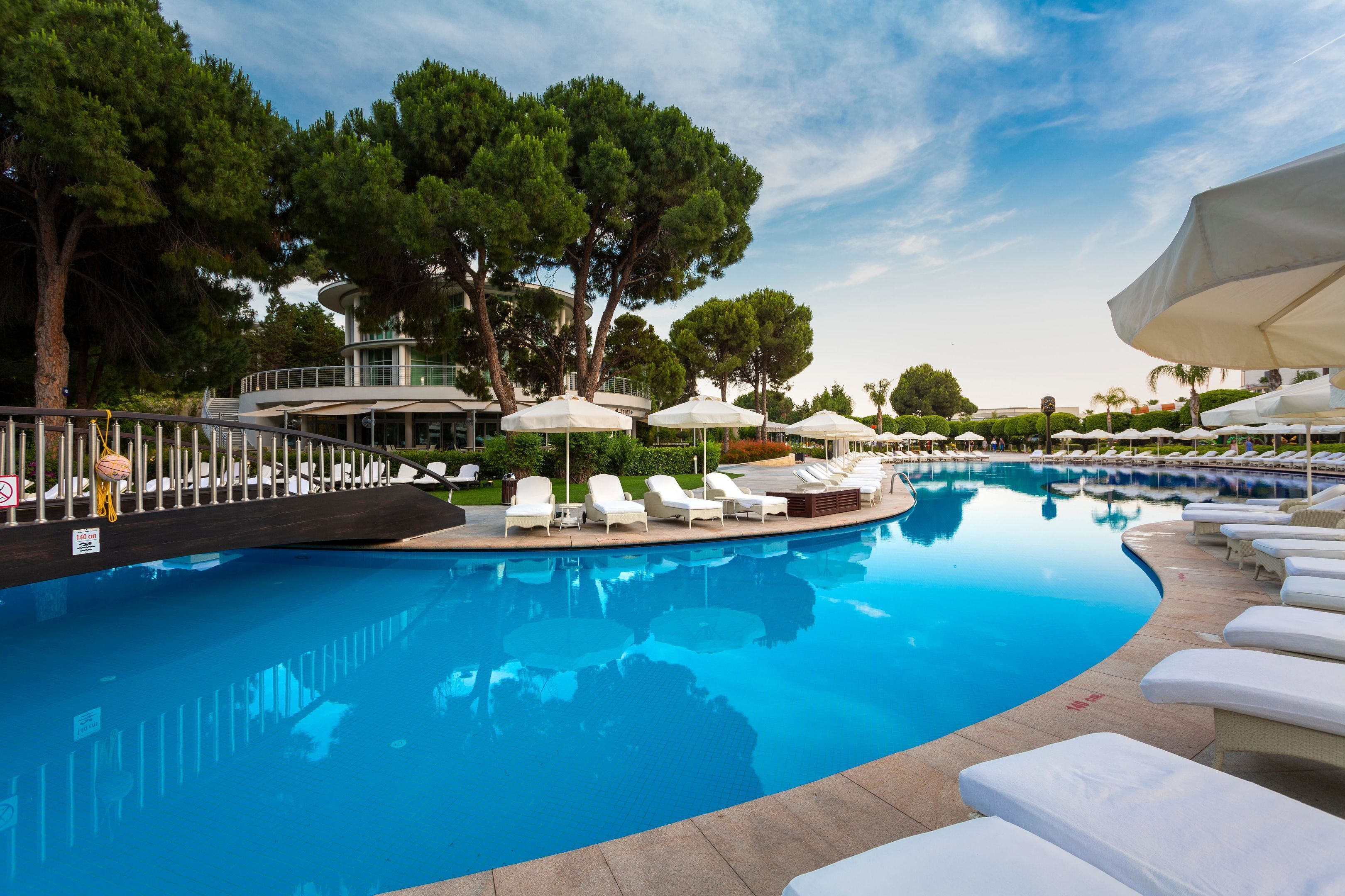 Innenpool, 8 Außenpools, Sonnenschirme, Liegestühle