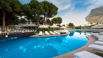 Innenpool, 8 Außenpools, Sonnenschirme, Liegestühle