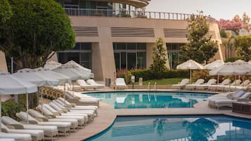 Una piscina cubierta, 8 piscinas al aire libre, sombrillas, tumbonas