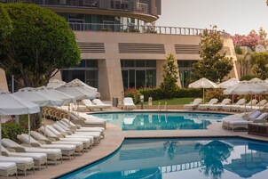 Una piscina techada, 8 piscinas al aire libre, sombrillas