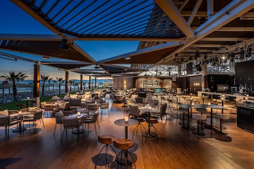 8 restaurants; breakfast, lunch, dinner and brunch served