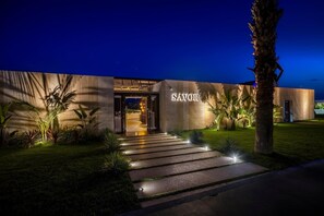 8 restaurants, breakfast, lunch, dinner served; Italian cuisine 