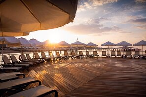 Private beach, free beach shuttle, sun-loungers, beach umbrellas