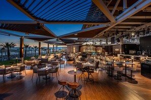 5 bares/lounges, 2 bares ao lado da piscina, 2 bares na praia