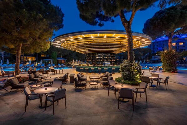 5 bares/lounges, 2 bares ao lado da piscina, 2 bares na praia