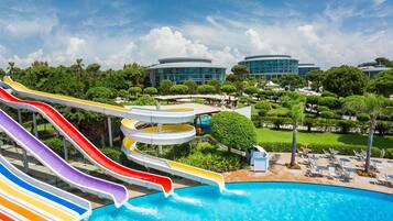 Alberca techada, 8 albercas al aire libre y sombrillas en la alberca