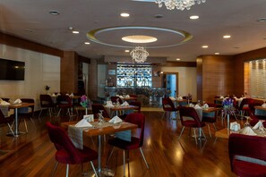Breakfast, lunch and dinner served - Ankara Plaza Hotel (Ankara)