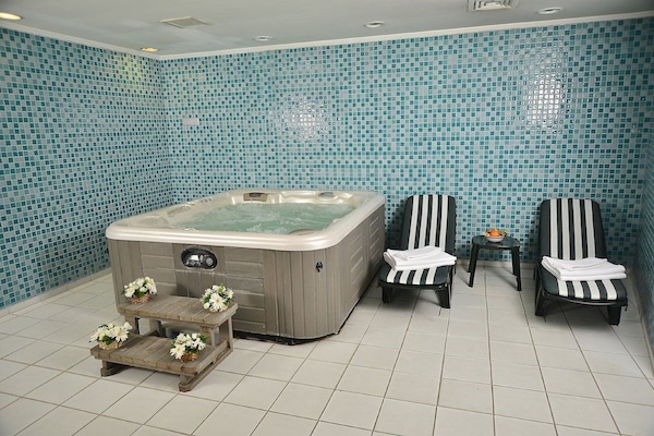 Indoor spa tub