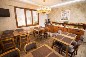 Free daily buffet breakfast 