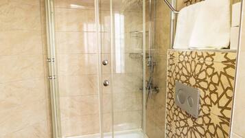 Combined shower/bathtub, free toiletries, hair dryer, slippers