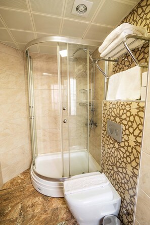 Combined shower/bathtub, free toiletries, hair dryer, slippers