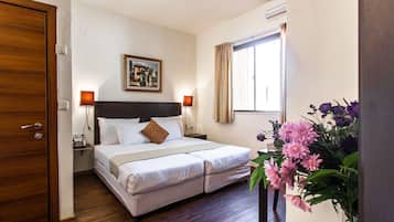 Quarto casal ou duplo | Cofres nos quartos, escrivaninha, ferros/tábuas de passar roupa