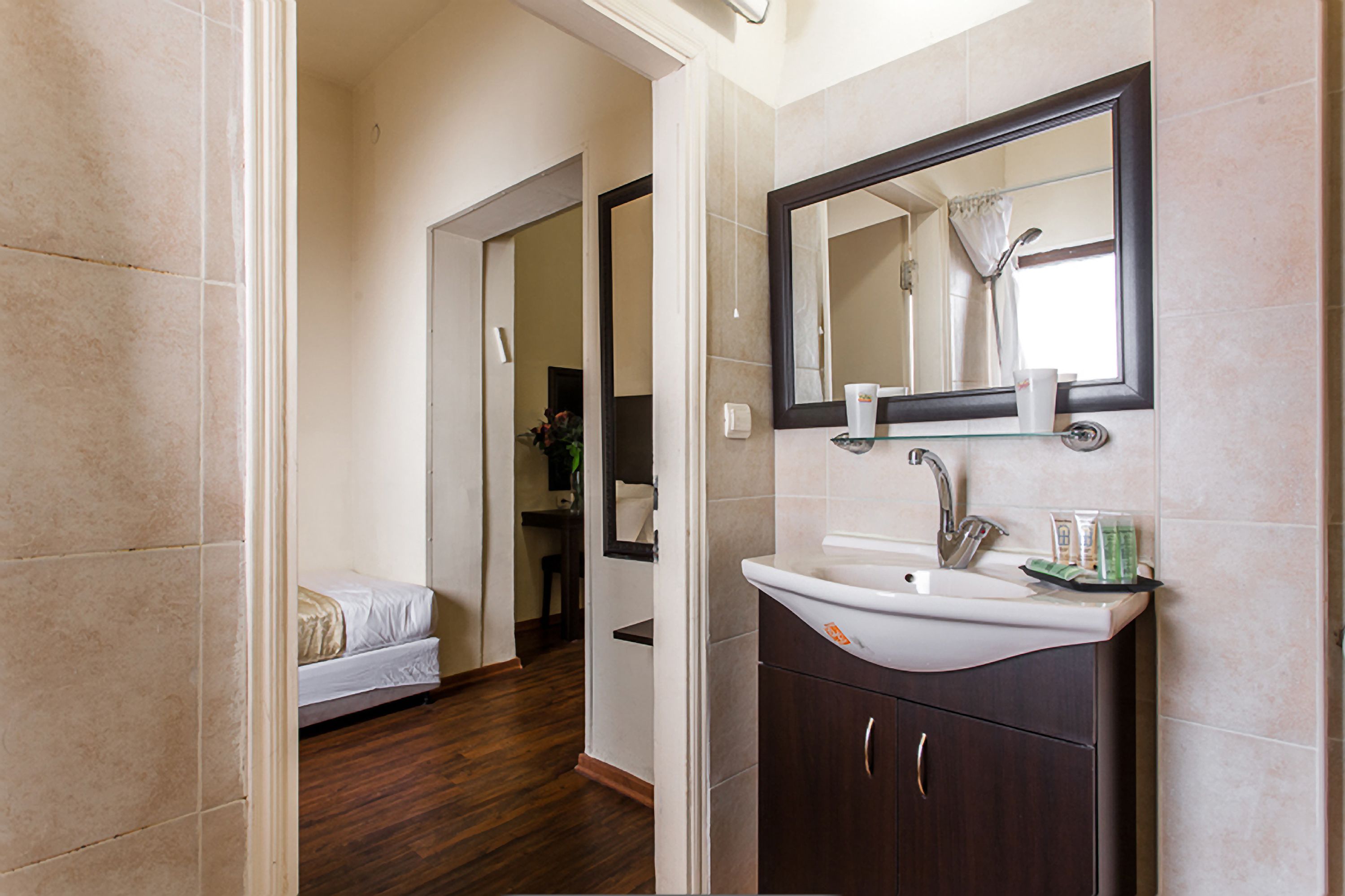quadruple room | bathroom | combined shower/bathtub, free toiletries, hair dryer, towels