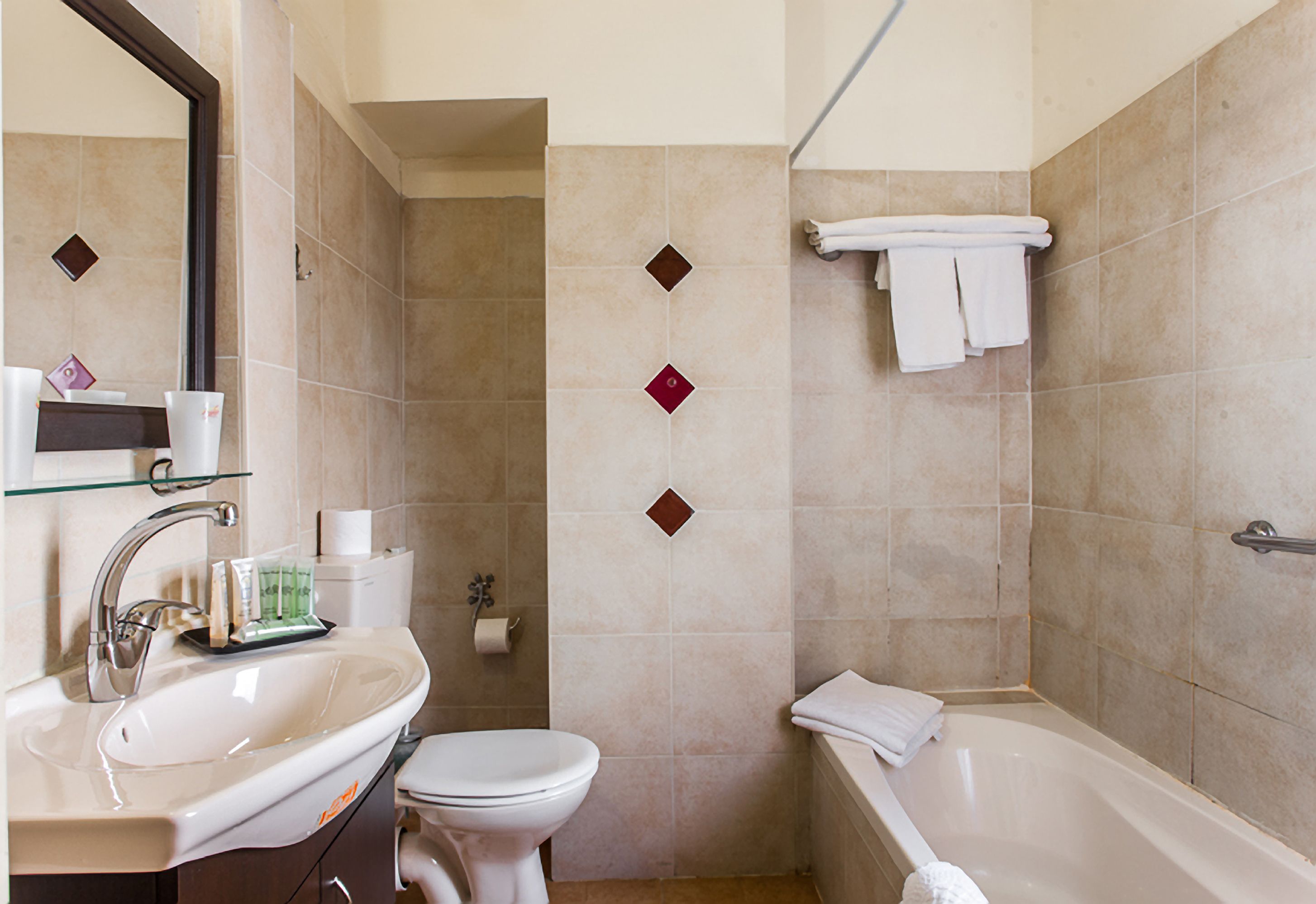 quadruple room | bathroom | combined shower/bathtub, free toiletries, hair dryer, towels