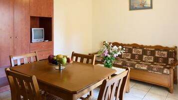 Brankas, setrika/meja setrika, tempat tidur bayi, dan Wi-Fi