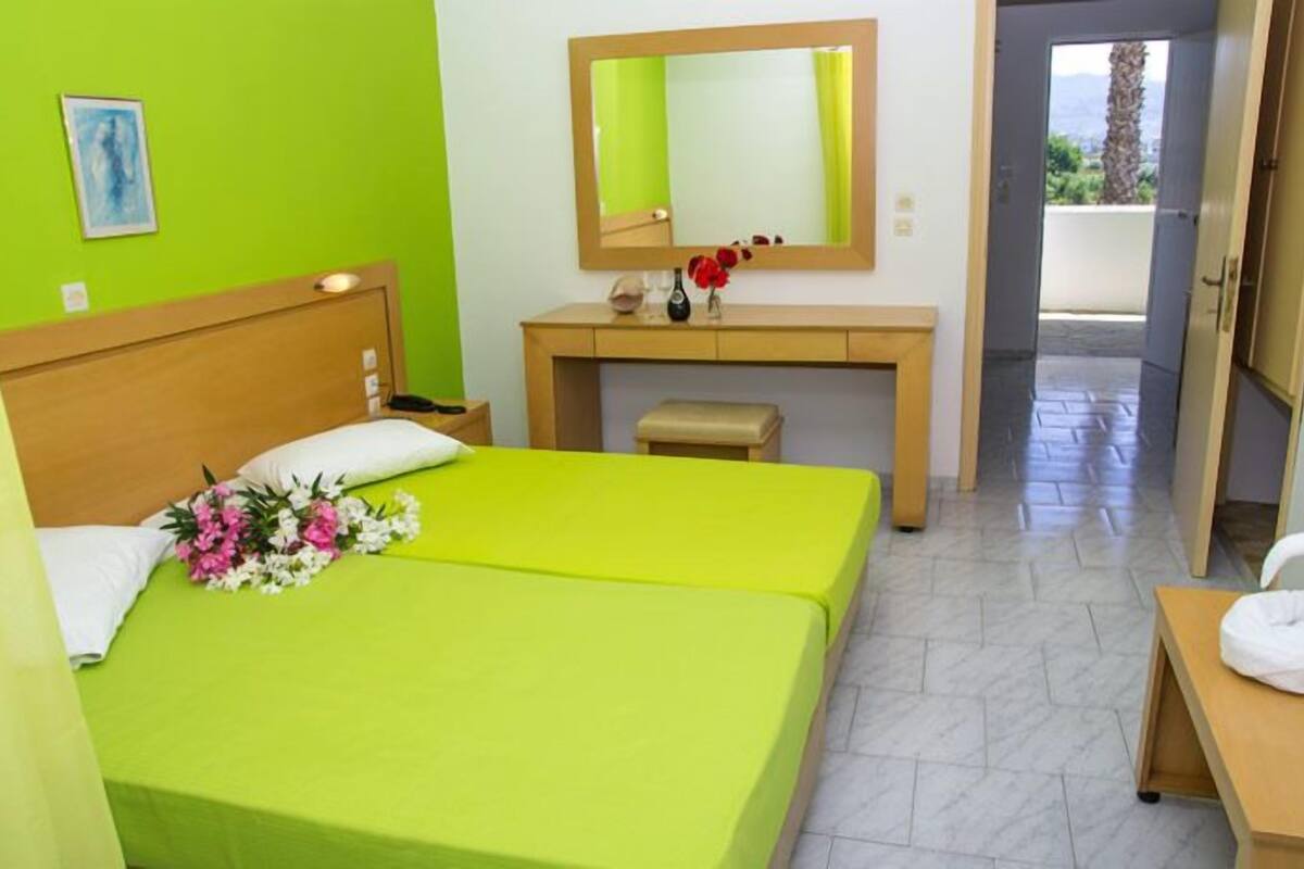 1 bedroom, blackout drapes, soundproofing, cribs (surcharge)