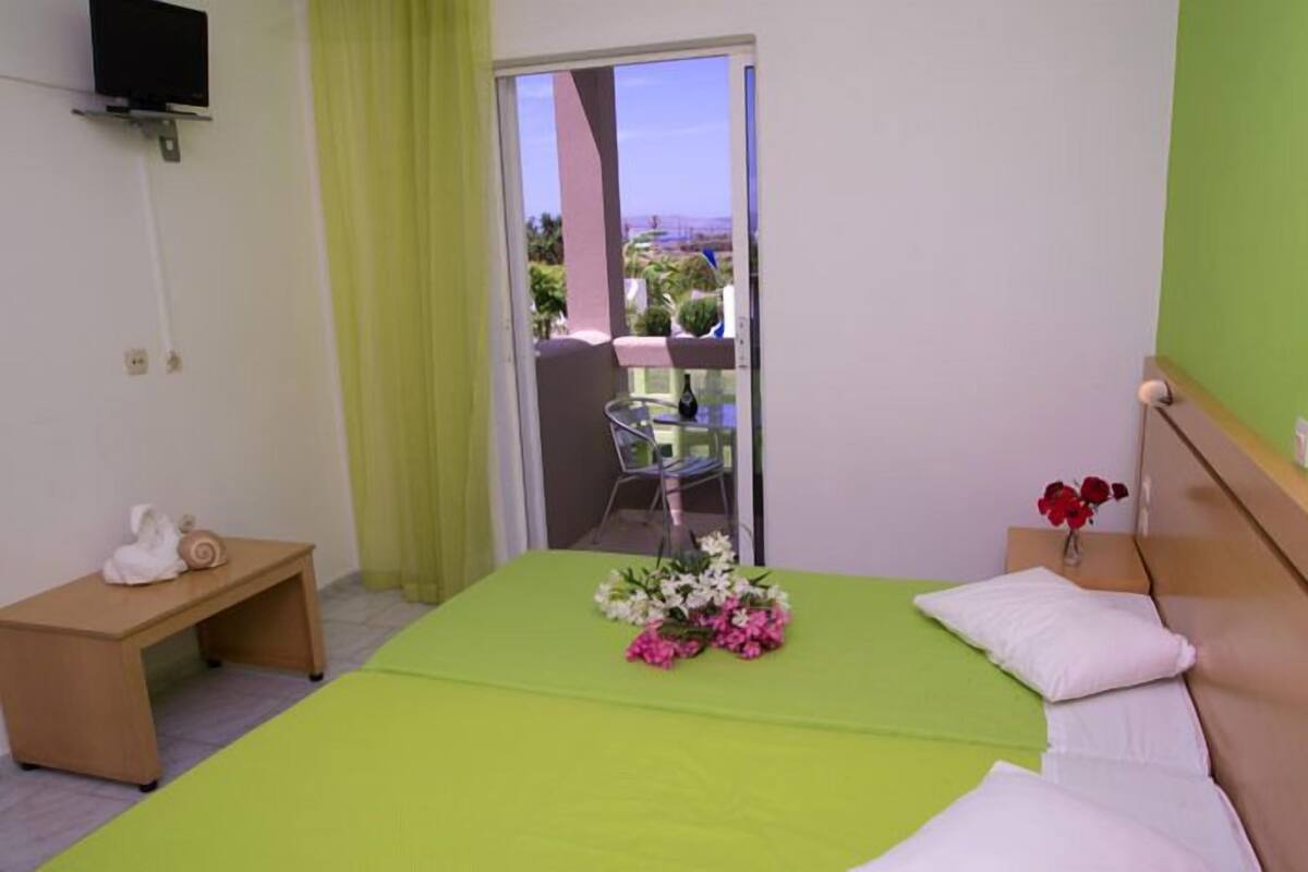 1 bedroom, blackout drapes, soundproofing, cribs (surcharge)