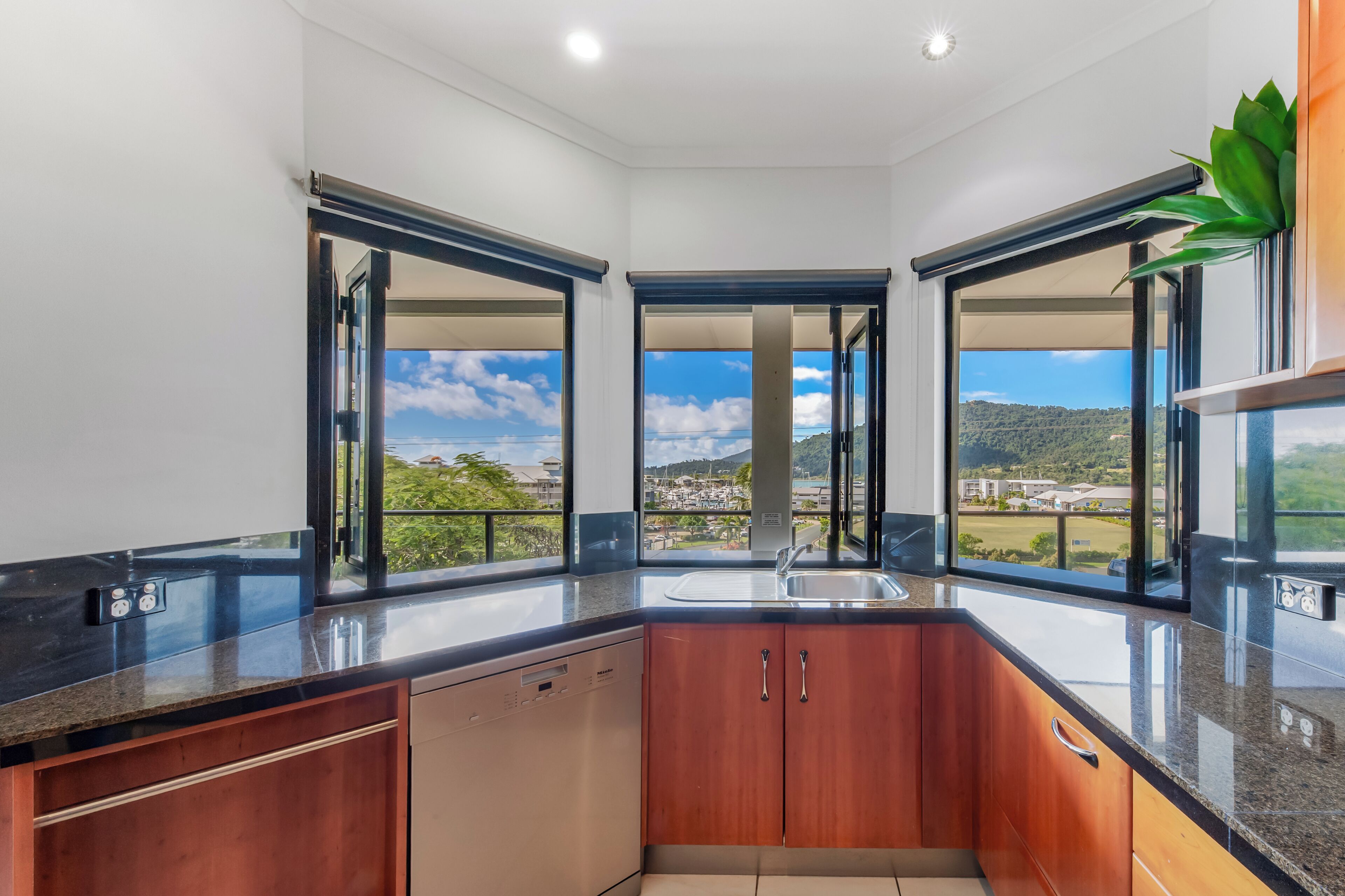 Grand réfrigérateur, micro-ondes, plaque de cuisson, machine à expresso