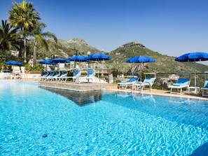 Seasonal outdoor pool, pool umbrellas, sun loungers - Hotel Sirius (Taormina)