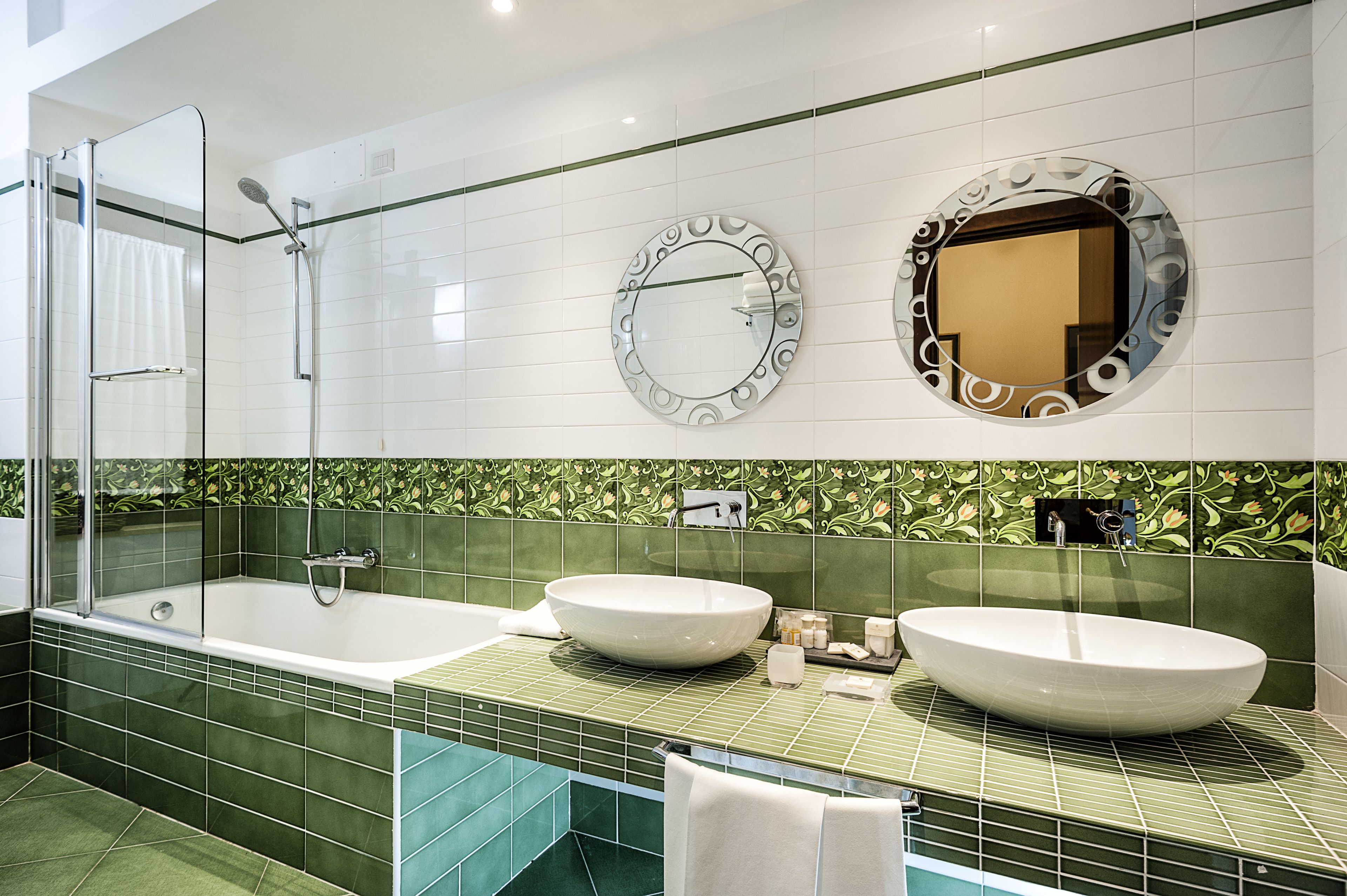 Un bagno moderno con due lavabi, una vasca e una doccia.