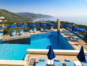 Seasonal outdoor pool, pool umbrellas, sun loungers - Hotel Sirius (Taormina)