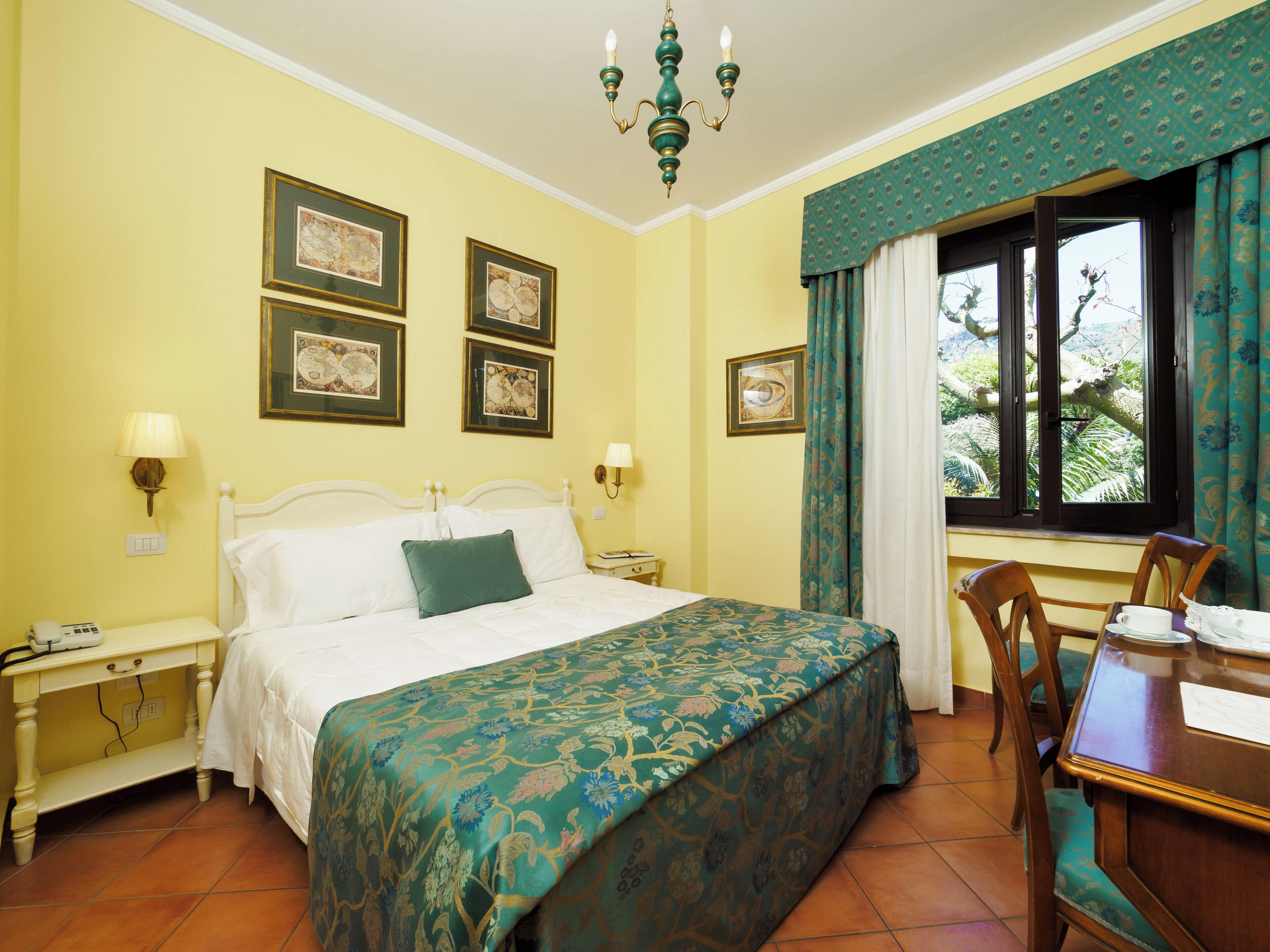 ミニバー、セーフティボックス (室内)、デスク、WiFi (無料)