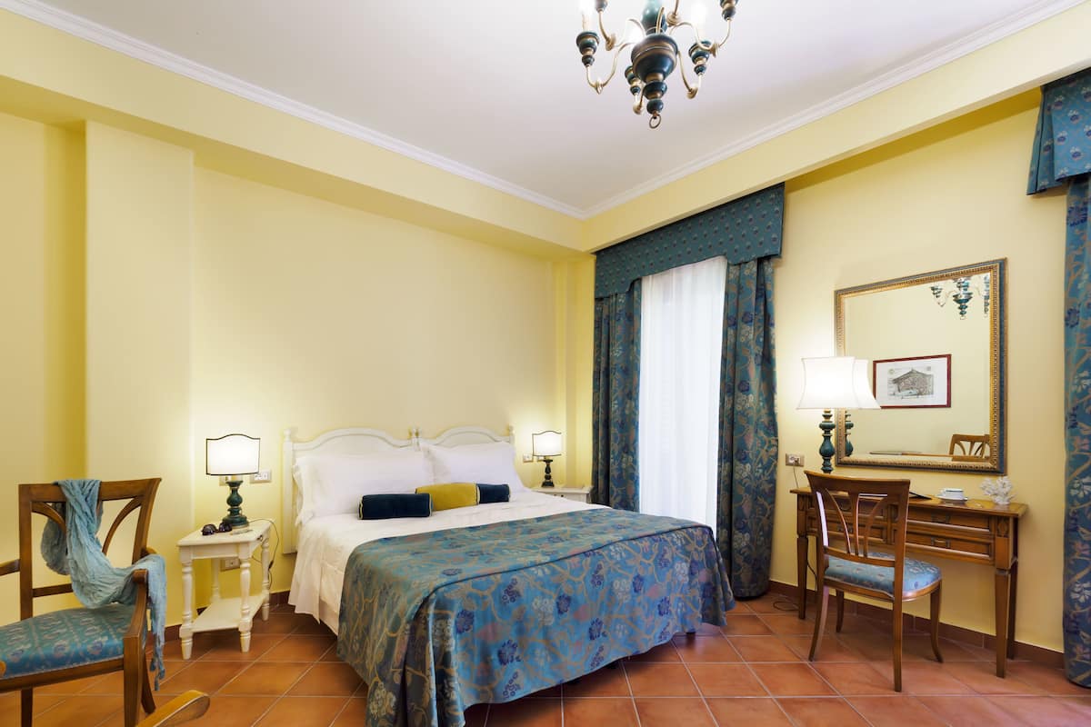 Triple Room | Minibar, in-room safe, desk, WiFi (free)