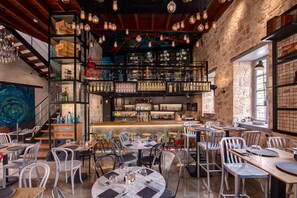 3 Restaurants, Mittagessen, Abendessen, internationale Küche